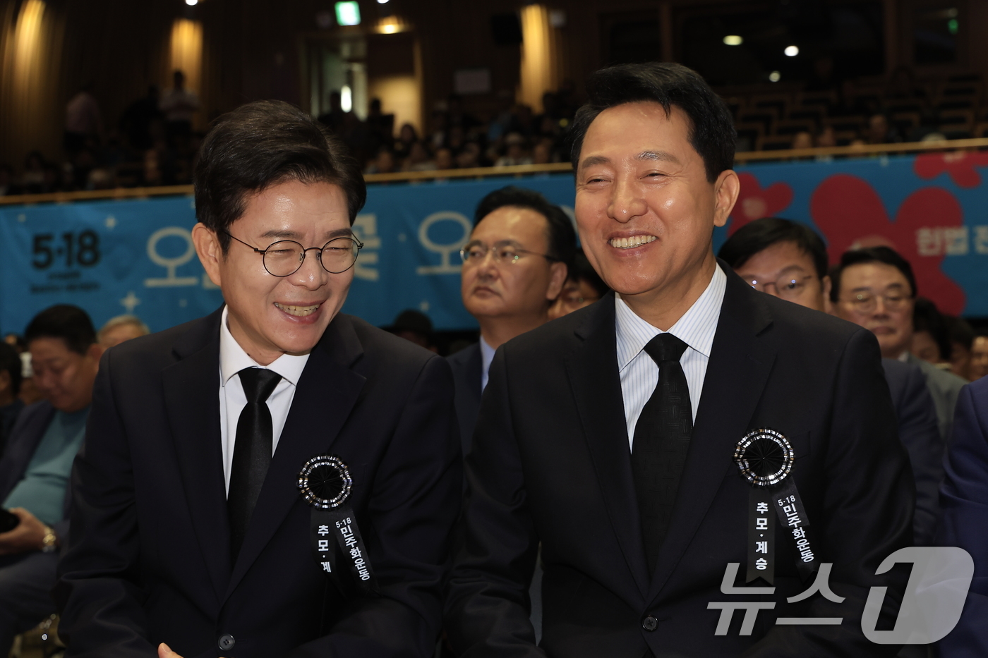 (서울=뉴스1) 박정호 기자 = 정원오 더불어민주당 서울시장 후보와 오세훈 국민의힘 서울시장 후보가 18일 오전 서울 중구 서울시청 다목적홀에서 열린 5.18민주화운동 제46주년 …