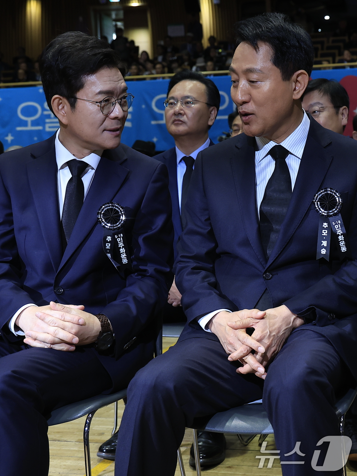 (서울=뉴스1) 박정호 기자 = 정원오 더불어민주당 서울시장 후보와 오세훈 국민의힘 서울시장 후보가 18일 오전 서울 중구 서울시청 다목적홀에서 열린 5.18민주화운동 제46주년 …