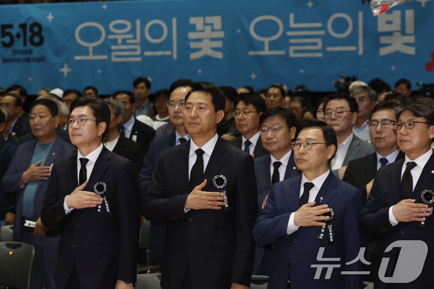 (서울=뉴스1) 박정호 기자 = 정원오 더불어민주당 서울시장 후보와 오세훈 국민의힘 서울시장 후보가 18일 오전 서울 중구 서울시청 다목적홀에서 열린 5.18민주화운동 제46주년 …