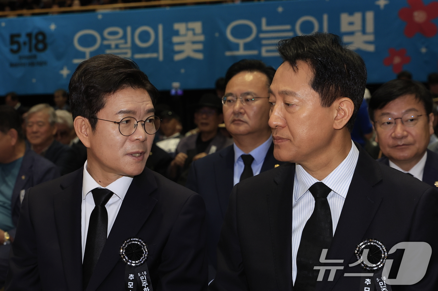 (서울=뉴스1) 박정호 기자 = 정원오 더불어민주당 서울시장 후보와 오세훈 국민의힘 서울시장 후보가 18일 오전 서울 중구 서울시청 다목적홀에서 열린 5.18민주화운동 제46주년 …