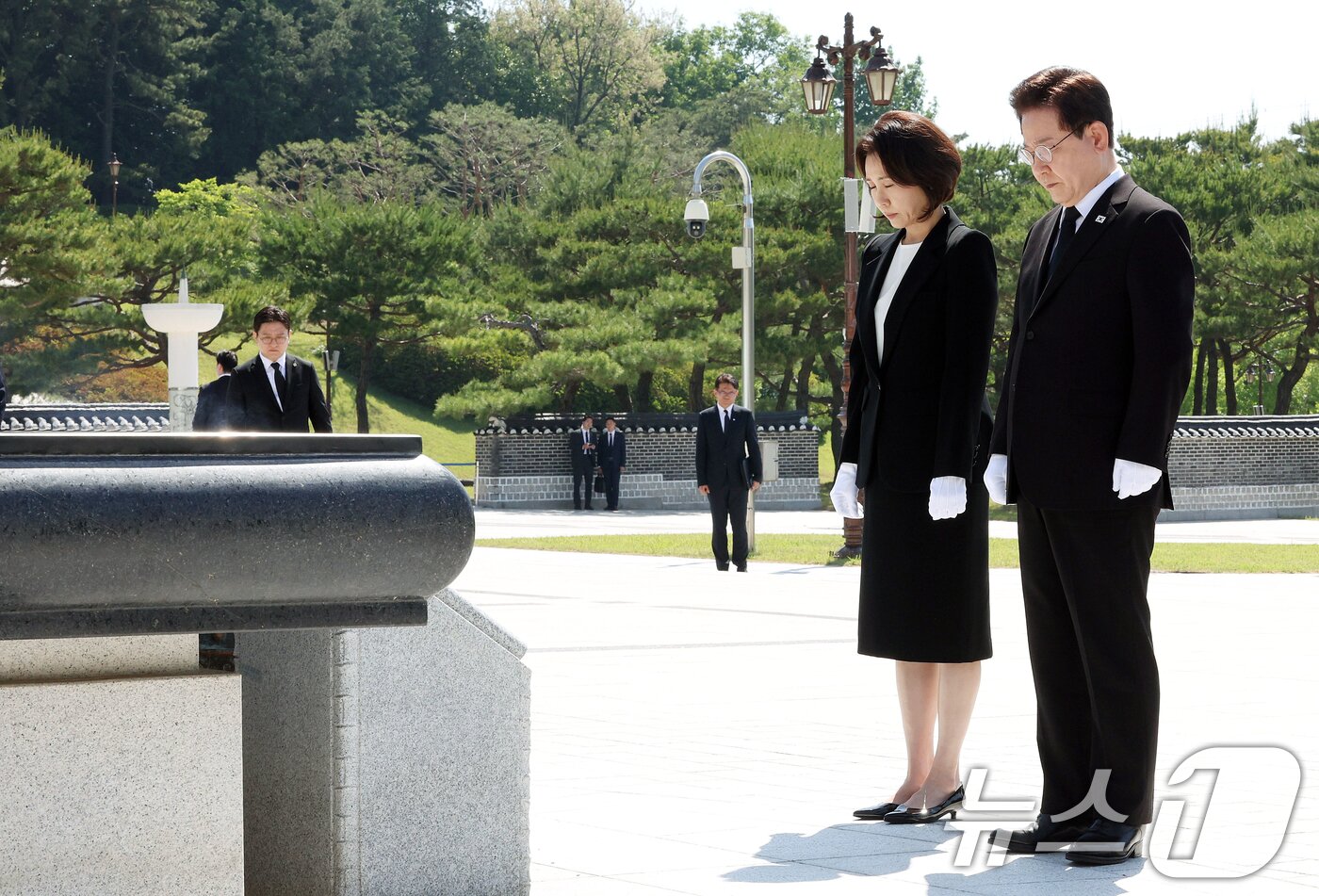 본문 이미지 - 이재명 대통령과 김혜경 여사가 18일 광주 북구 5·18 민주묘지를 찾아 추모탑에 참배하고 있다. 2026.5.18 ⓒ 뉴스1 이재명 기자