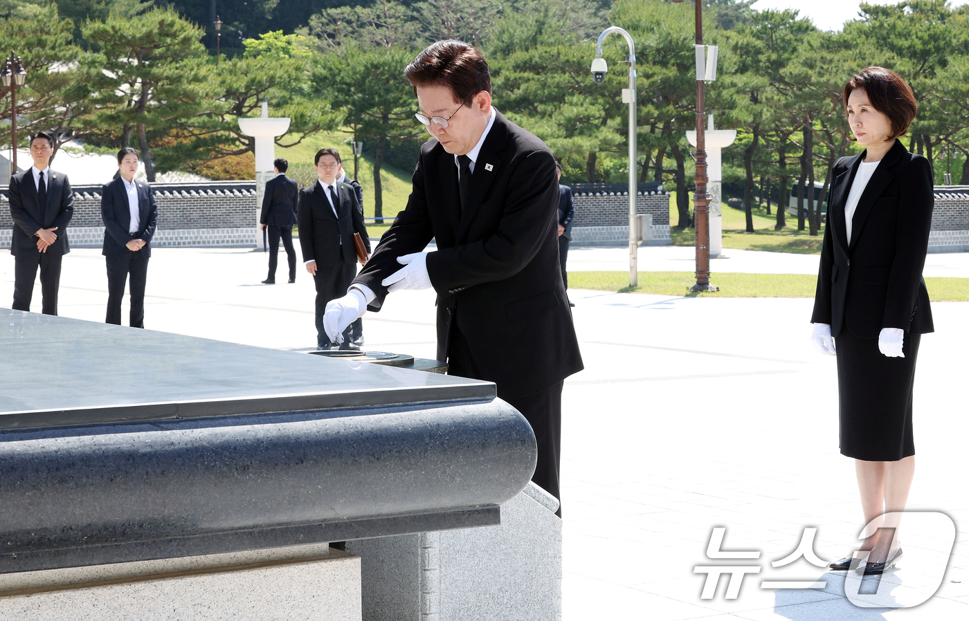 (광주=뉴스1) 이재명 기자 = 이재명 대통령과 김혜경 여사가 18일 광주 북구 5·18 민주묘지를 찾아 추모탑에 참배하고 있다. 2026.5.18/뉴스1