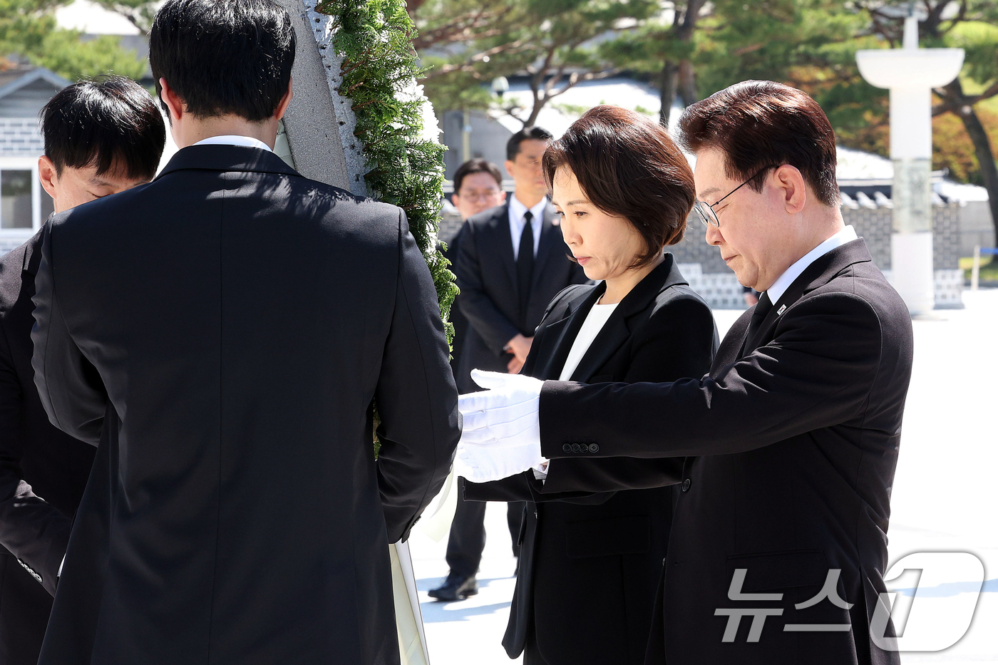 (광주=뉴스1) 이재명 기자 = 이재명 대통령과 김혜경 여사가 18일 광주 북구 5·18 민주묘지를 찾아 추모탑에 참배하고 있다. 2026.5.18/뉴스1