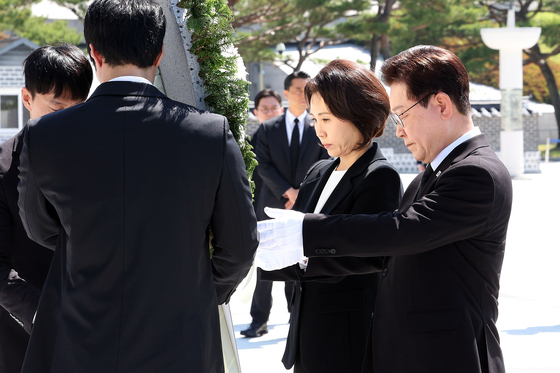 이재명 대통령 부부,  5·18 민주묘지 추모탑 참배