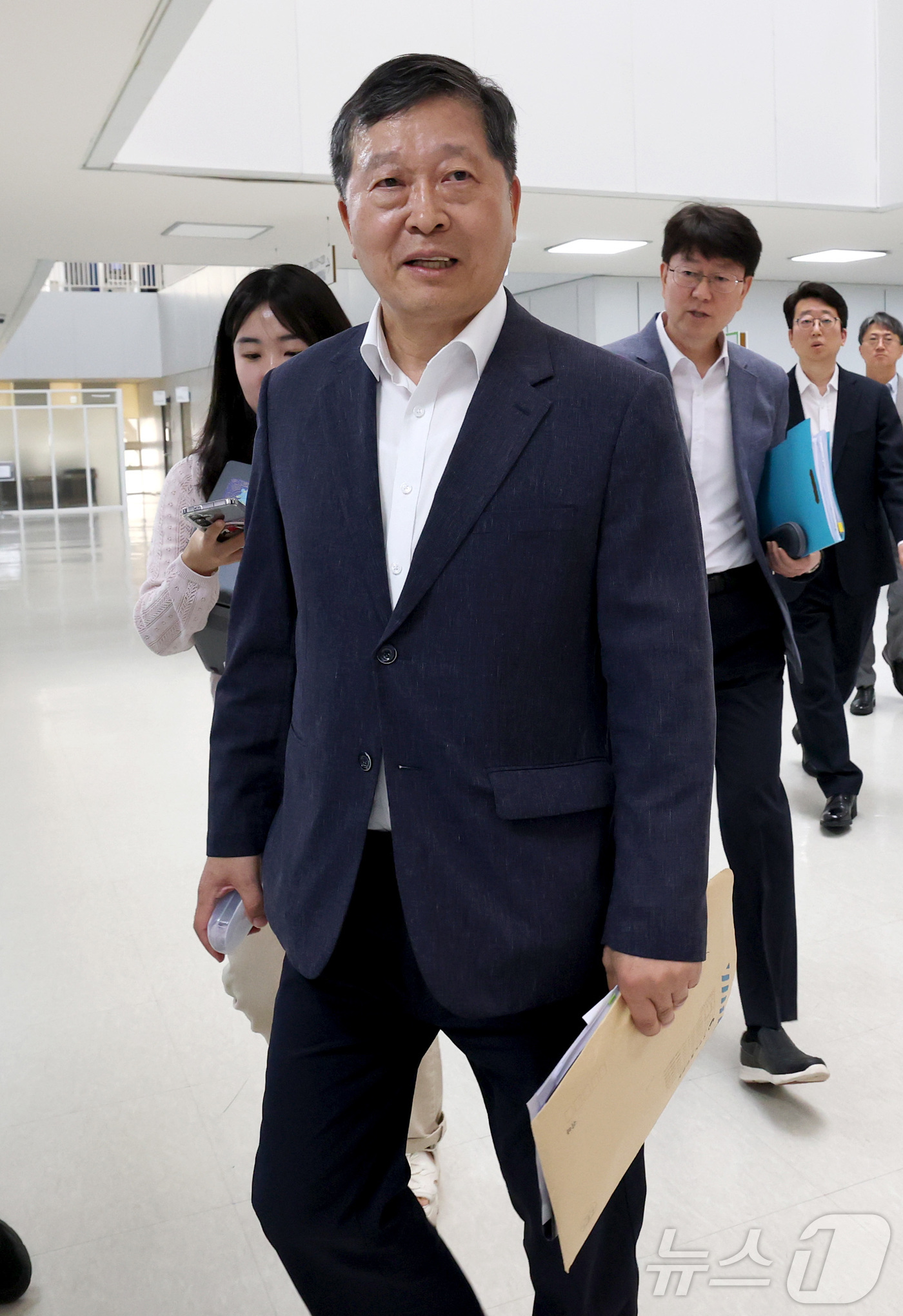 (세종=뉴스1) 김기남 기자 = 박수근 중앙노동위원회 위원장이 18일 정부세종청사 중앙노동위원회에서 열리는 2차 삼성전자 노·사후조정 회의에 참석하고 있다. 2026.5.18/뉴스 …