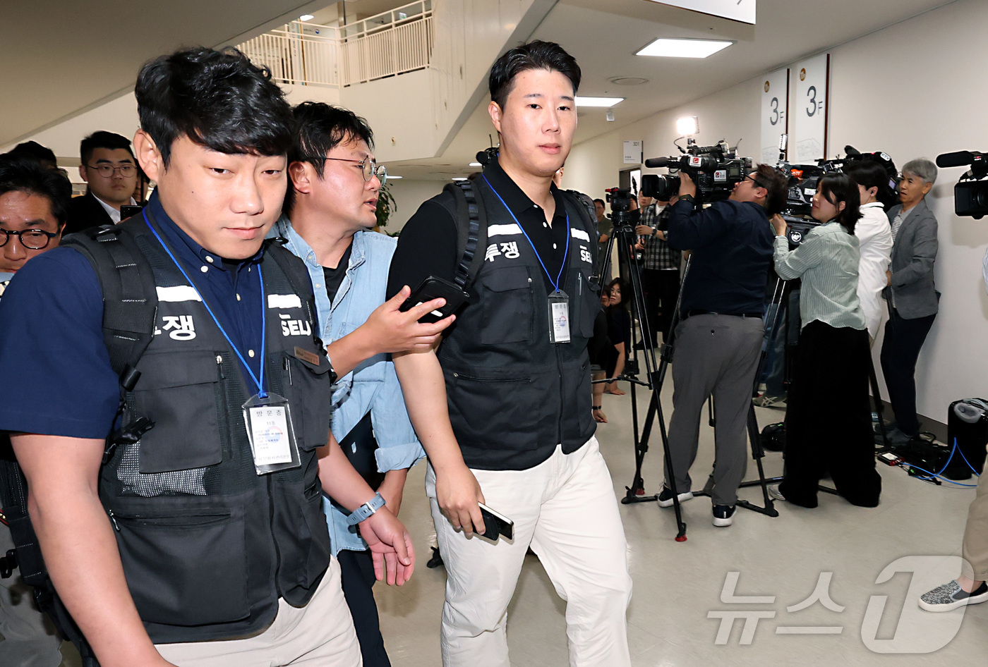 (세종=뉴스1) 김기남 기자 = 삼성그룹 초기업노동조합 삼성전자지부 최승호 위원장이 18일 정부세종청사 중앙노동위원회에서 열린 2차 삼성전자 노·사 사후조정 회의에 참석하고 있다. …