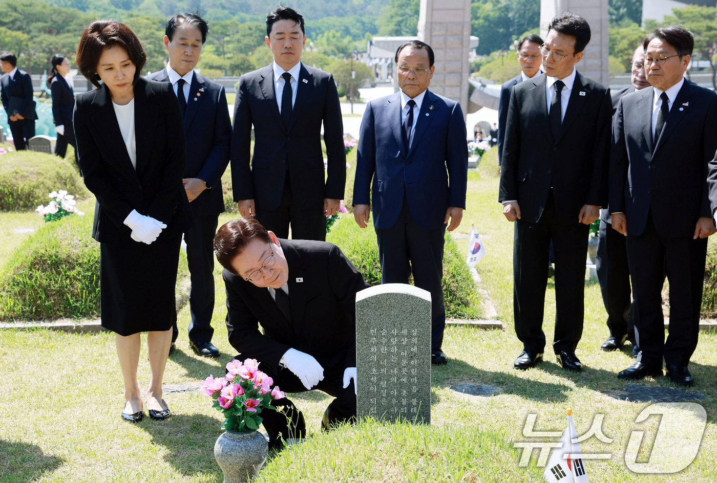(광주=뉴스1) 이재명 기자 = 이재명 대통령과 김혜경 여사가 18일 광주 북구 5·18 민주묘지를 찾아 故 양창근 묘역을 둘러보고 있다. 2026.5.18/뉴스1