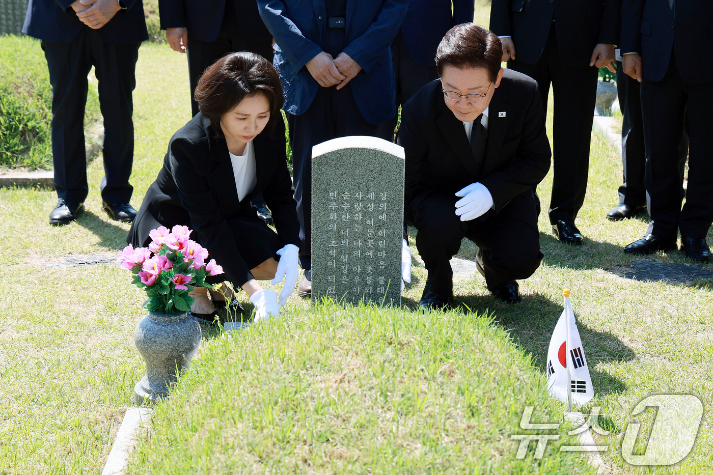 (광주=뉴스1) 이재명 기자 = 이재명 대통령과 김혜경 여사가 18일 광주 북구 5·18 민주묘지를 찾아 故 양창근 묘역에 헌화를 하고 있다. 2026.5.18/뉴스1