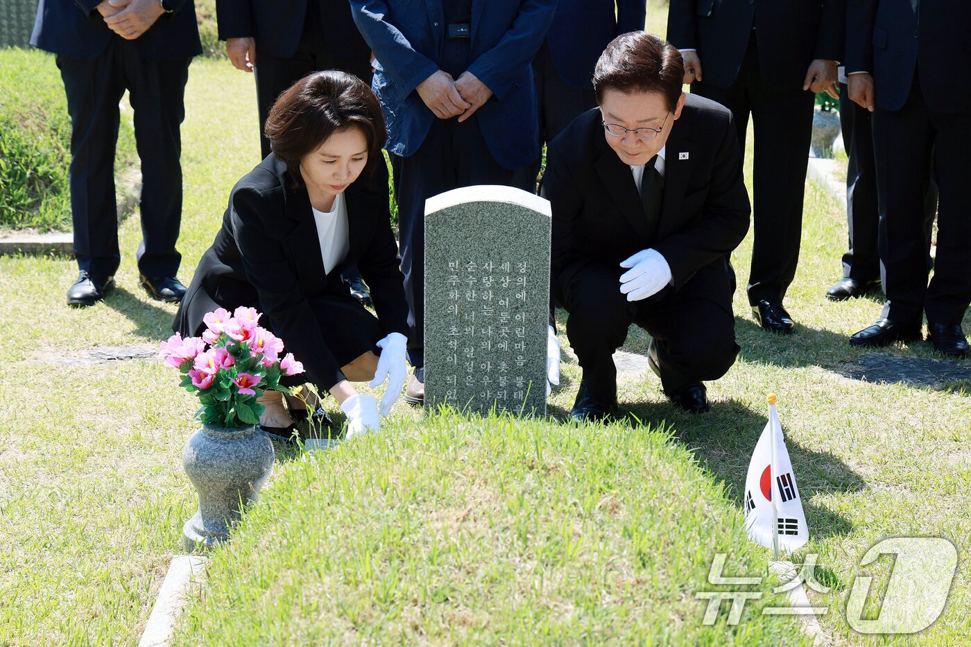 본문 이미지 - 이재명 대통령과 김혜경 여사가 18일 광주 북구 5·18 민주묘지를 찾아 故 양창근 묘역에 헌화를 하고 있다. 2026.5.18 ⓒ 뉴스1 이재명 기자