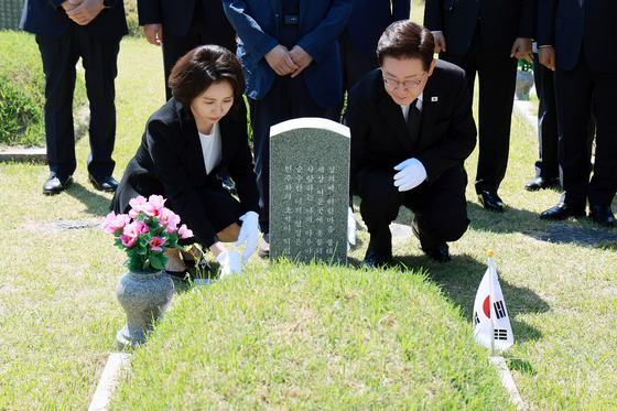 故 양창근 묘역에 헌화하는 이재명 대통령 부부