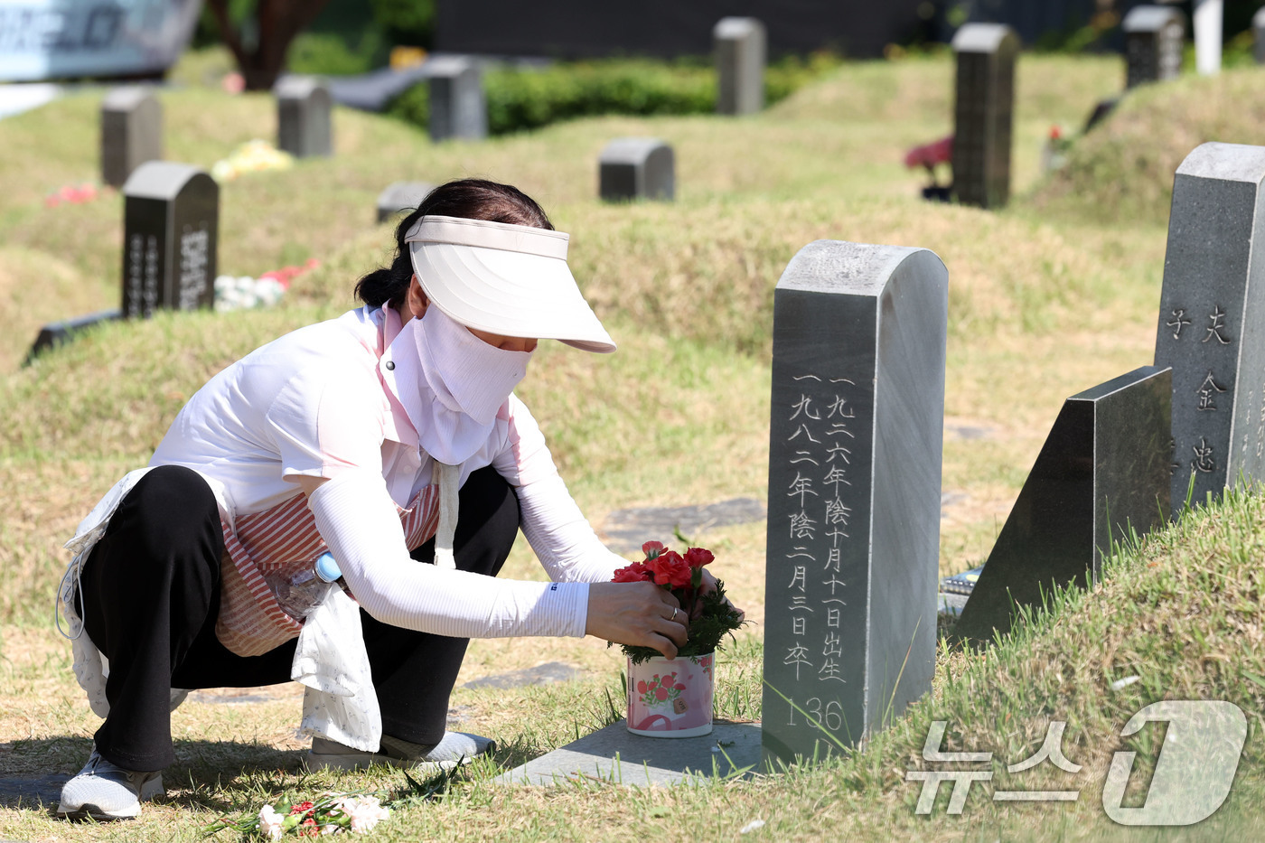 (광주=뉴스1) 이승현 기자 = 제46주년 5·18민주화운동기념일인 18일 광주 북구 망월동에 위치한 민족민주열사묘역(구묘역)에서 한 자원봉사자가 묘역을 정비하고 있다. 2026. …