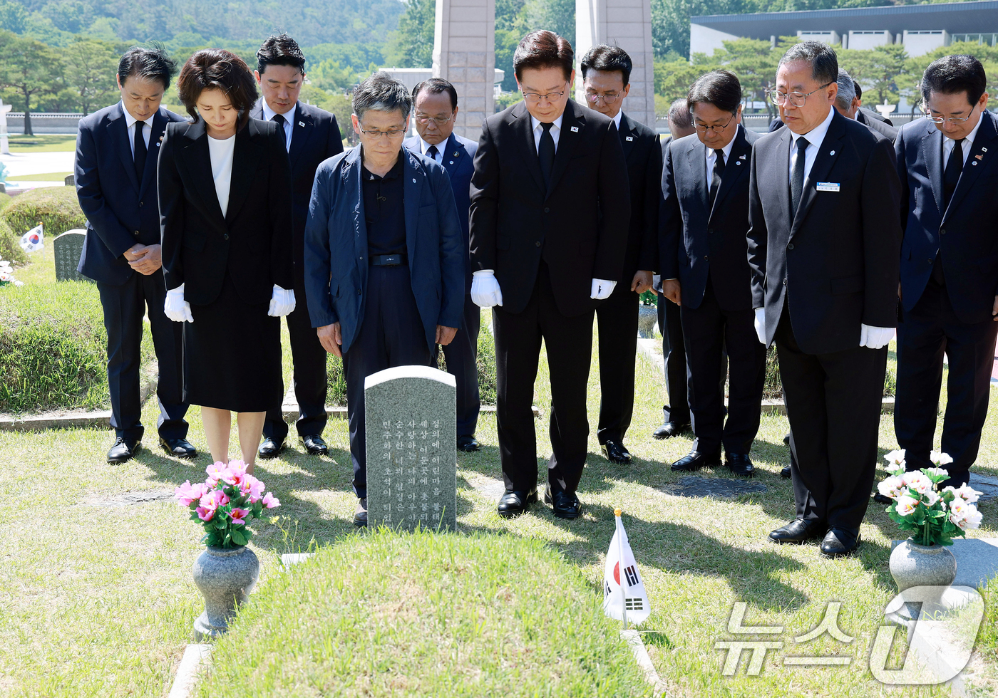 (광주=뉴스1) 이재명 기자 = 이재명 대통령이 18일 광주 북구 5·18 민주묘지를 찾아 故 양창근 묘역에 헌화한 후 묵념을 하고 있다. 2026.5.18/뉴스1