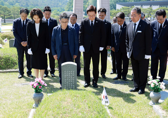 5·18 민주묘지 찾은 이재명 대통령 부부