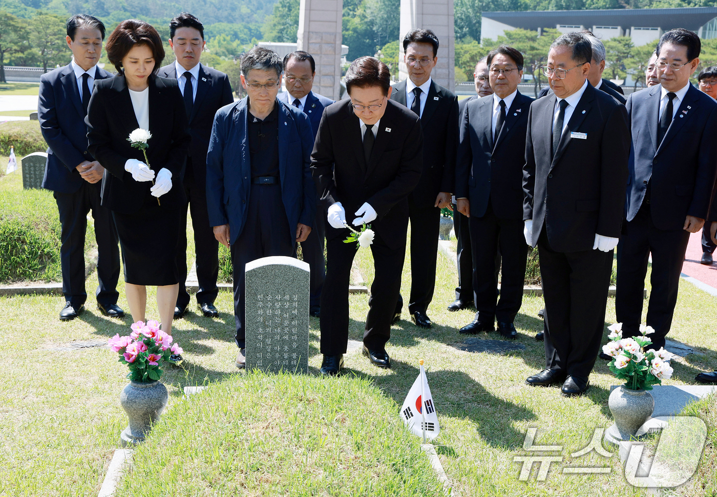 (광주=뉴스1) 이재명 기자 = 이재명 대통령과 김혜경 여사가 18일 광주 북구 5·18 민주묘지를 찾아 故 양창근 묘역에 헌화를 하고 있다. 2026.5.18/뉴스1