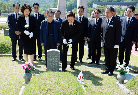 이재명 대통령 부부, 故 양창근 묘역에 헌화