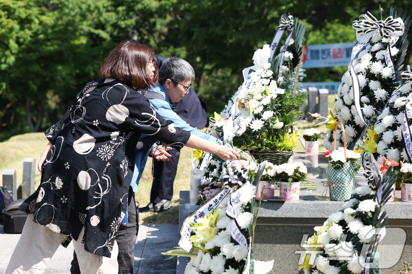 (광주=뉴스1) 이승현 기자 = 제46주년 5·18민주화운동기념일인 18일 광주 북구 망월동에 위치한 민족민주열사묘역(구묘역)에 참배객 발길이 이어지고 있다.  2026.5.18/ …