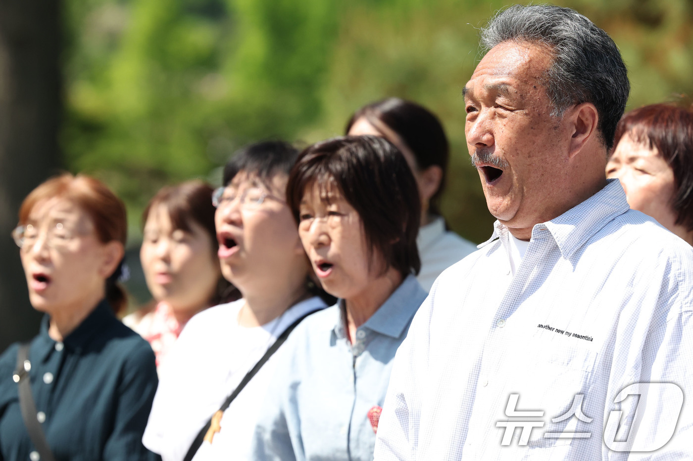 (광주=뉴스1) 이승현 기자 = 제46주년 5·18민주화운동기념일인 18일 광주 북구 망월동에 위치한 민족민주열사묘역(구묘역)에서 일본 일어서라 합창단원들이 임을 위한 행진곡을 부 …
