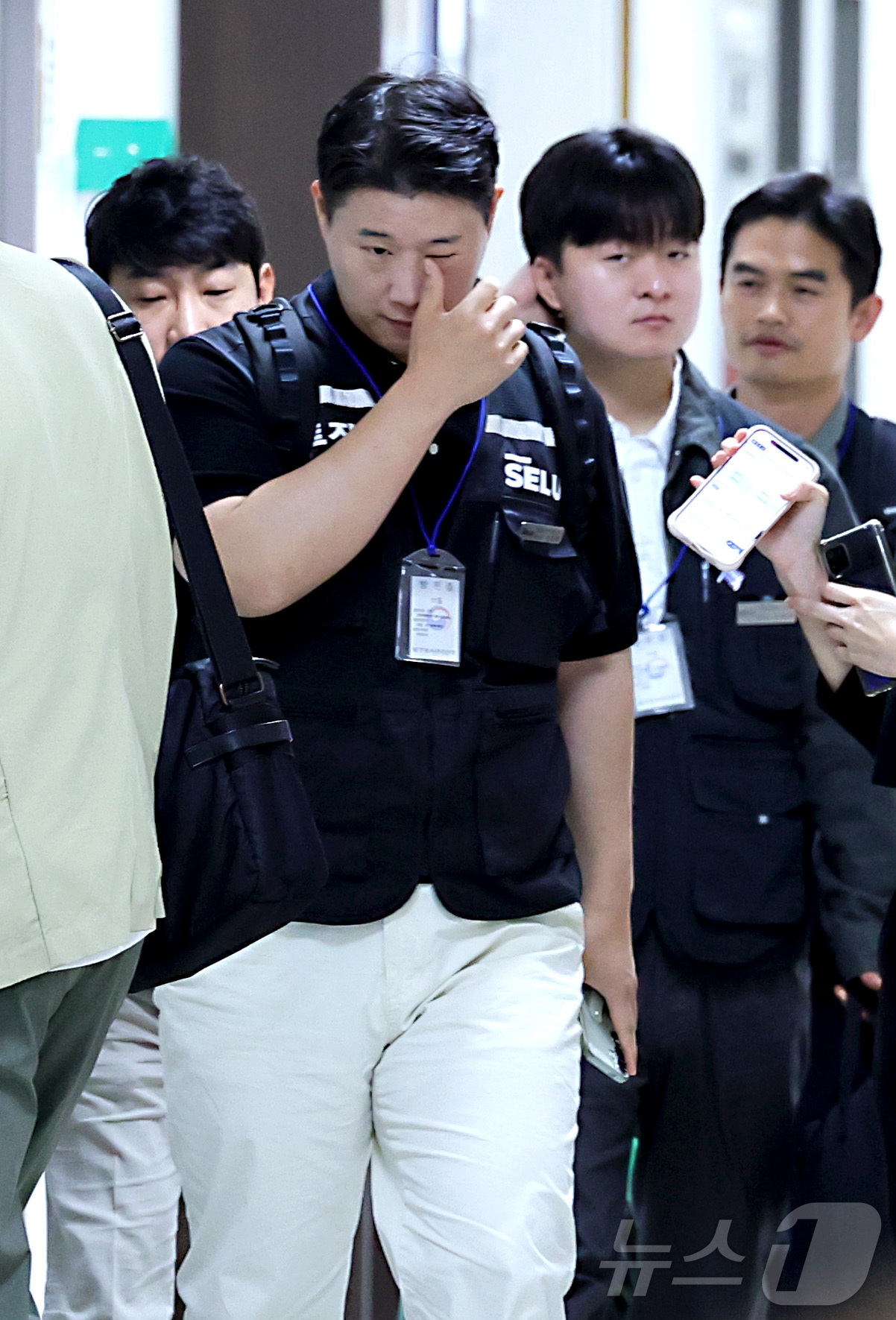 (세종=뉴스1) 김기남 기자 = 삼성그룹 초기업노동조합 삼성전자지부 최승호 위원장이 18일 정부세종청사 중앙노동위원회에서 열린 2차 삼성전자 노·사 사후조정 회의에 참석하고 있다. …