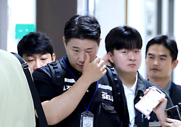 사후조정 회의장 들어가는 최승호 노조 위원장