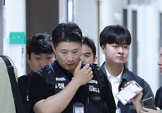 사후조정 회의장 들어가는 최승호 노조 위원장