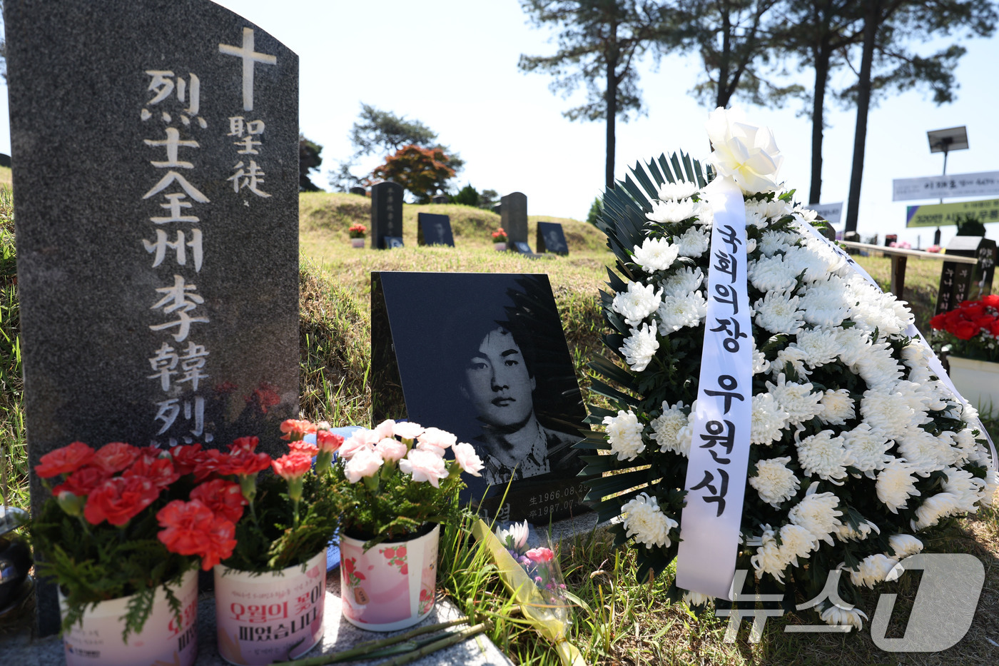 (광주=뉴스1) 이승현 기자 = 제46주년 5·18민주화운동기념일인 18일 광주 북구 망월동에 위치한 민족민주열사묘역(구묘역) 이한열 열사 묘역에 우원식 국회의장이 보낸 조화가 놓 …