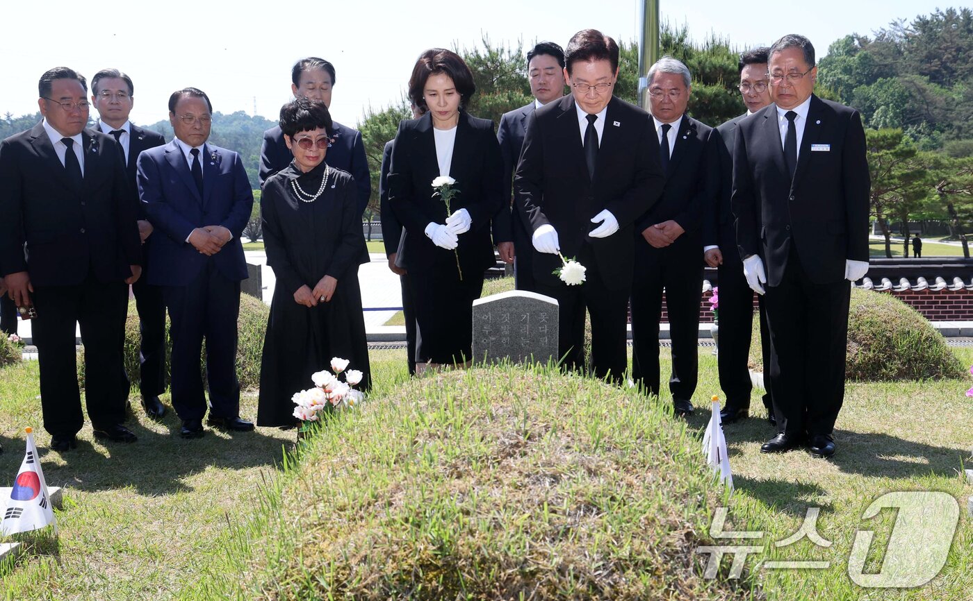 본문 이미지 - 이재명 대통령과 김혜경 여사가 18일 광주 북구 5·18 민주묘지를 찾아 故 박인배 묘역에 헌화를 하고 있다. 2026.5.18 ⓒ 뉴스1 이재명 기자