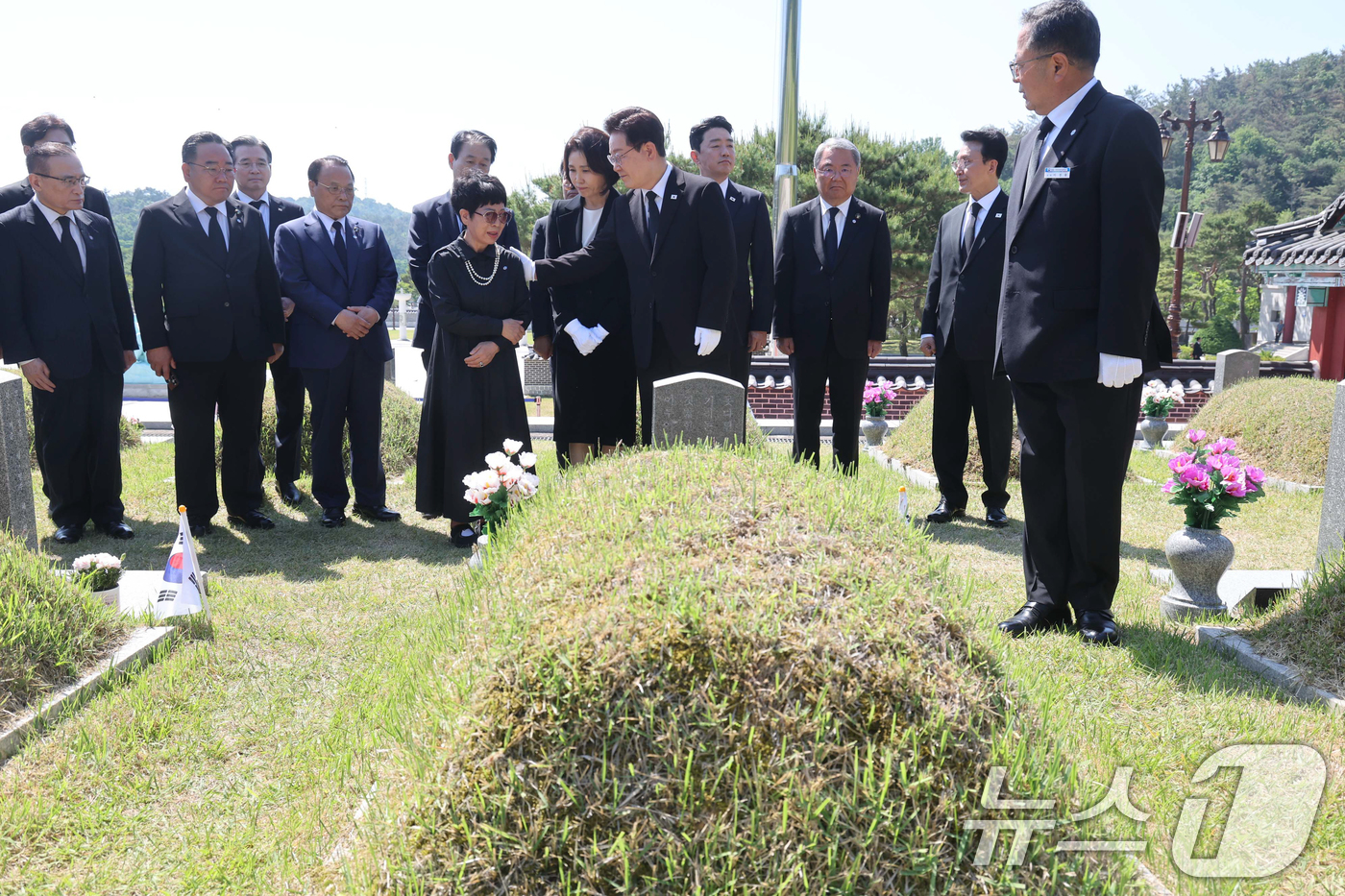 (광주=뉴스1) 이재명 기자 = 이재명 대통령과 김혜경 여사가 18일 오전 광주 북구 운정동 국립 5·18민주묘지을 찾아 故 박인배 묘역에 헌화한 뒤 유가족을 위로하고 있다. 20 …