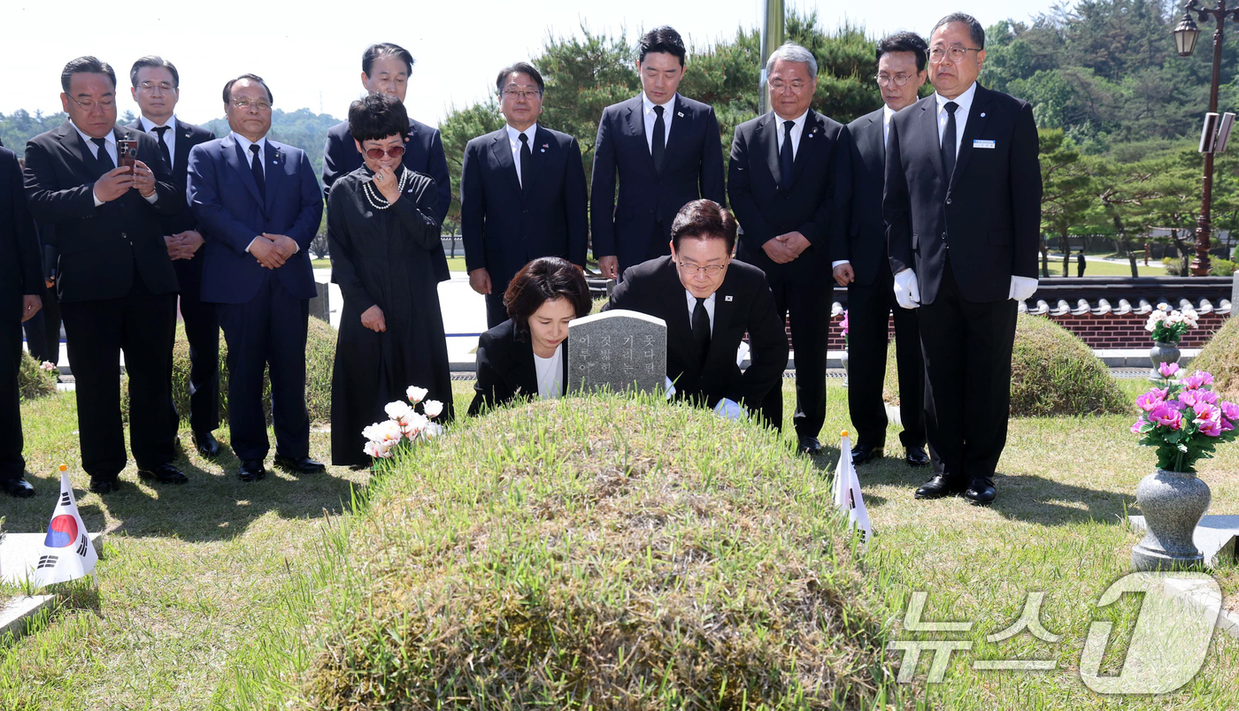 (광주=뉴스1) 이재명 기자 = 이재명 대통령과 김혜경 여사가 18일 광주 북구 5·18 민주묘지를 찾아 故 박인배 묘역에 헌화를 하고 있다. 2026.5.18/뉴스1
