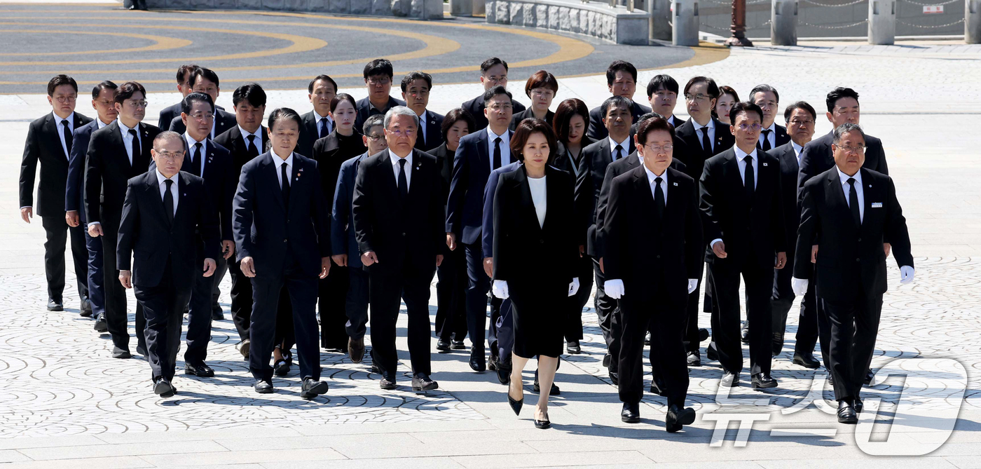 (광주=뉴스1) 이재명 기자 = 이재명 대통령과 김혜경 여사가 18일 오전 광주 북구 운정동 국립 5·18민주묘지에 입장하고 있다. 2026.5.18/뉴스1