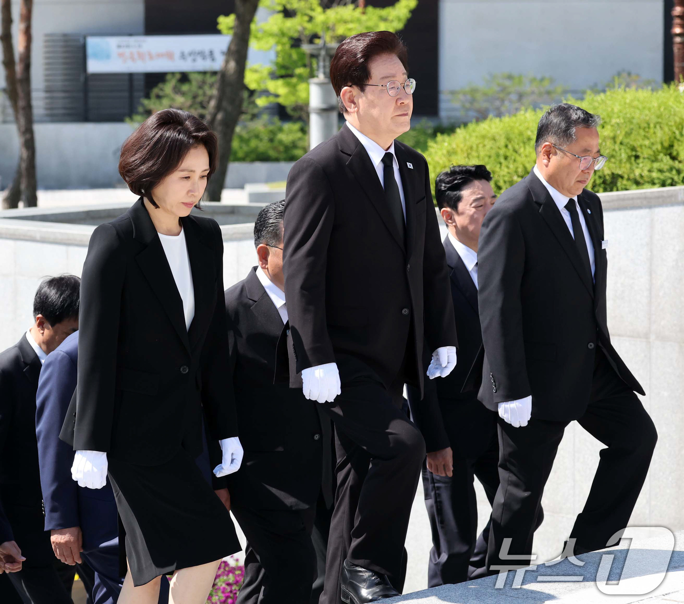 (광주=뉴스1) 이재명 기자 = 이재명 대통령과 김혜경 여사가 18일 오전 광주 북구 운정동 국립 5·18민주묘지에 입장하고 있다. 2026.5.18/뉴스1