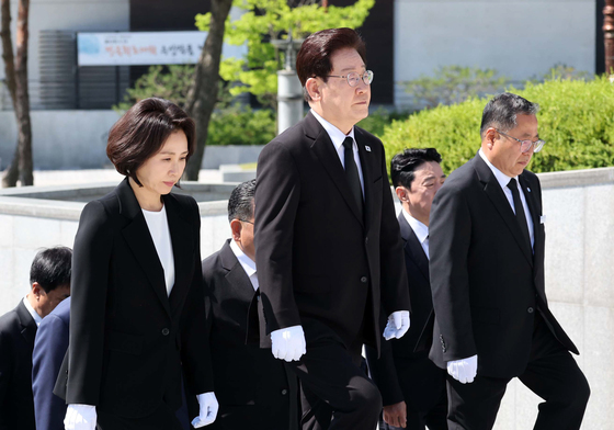 5·18 민주묘지 추모탑 참배하는 이재명 대통령 부부