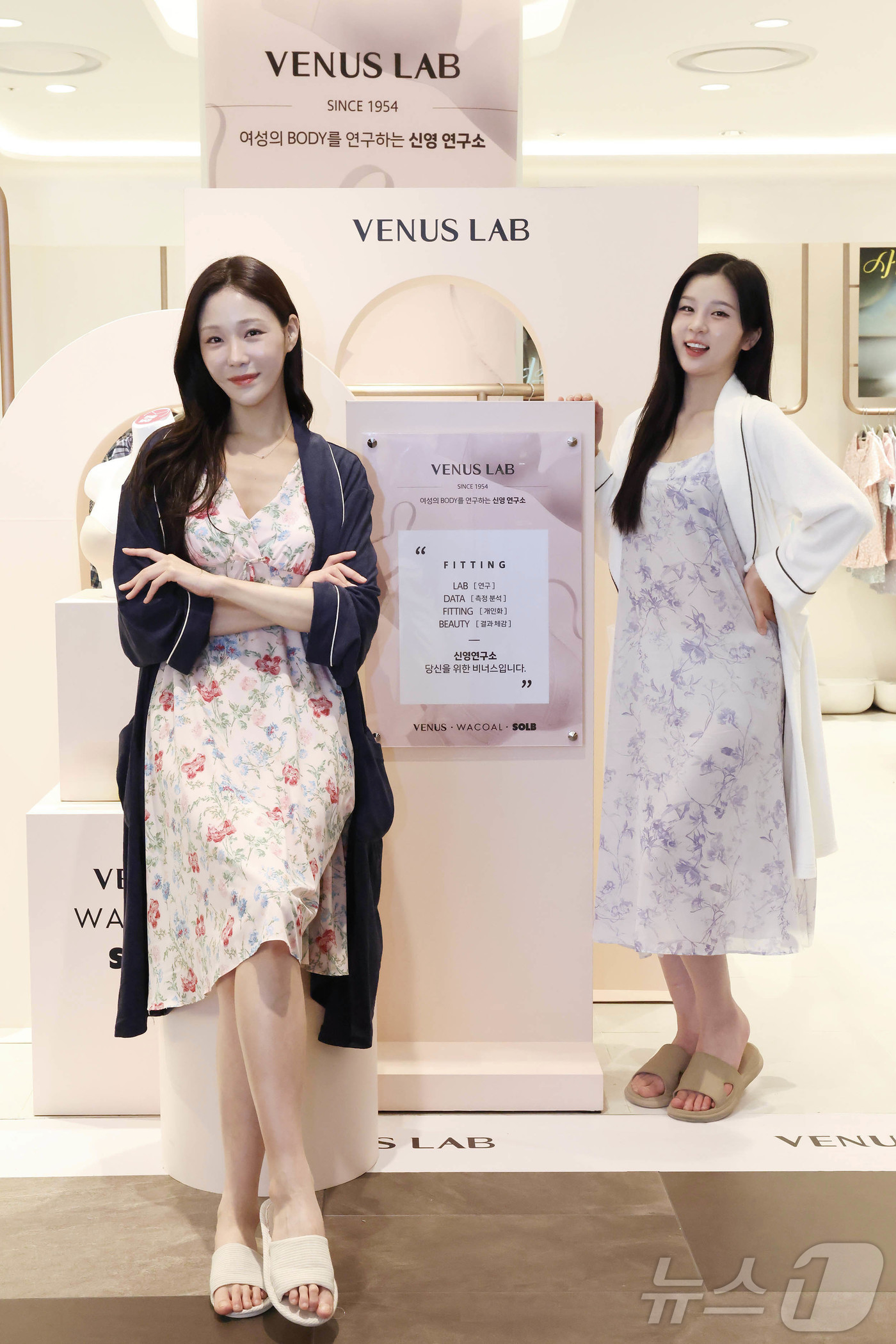 (서울=뉴스1) = 신세계백화점이 오는 28일까지 신세계 타임스퀘어점 3층 이벤트홀에서 피팅 전문가가 각자의 체형을 분석해 몸에 꼭맞는 속옷을 추천하는 '비너스 LAB' 팝업스토어 …