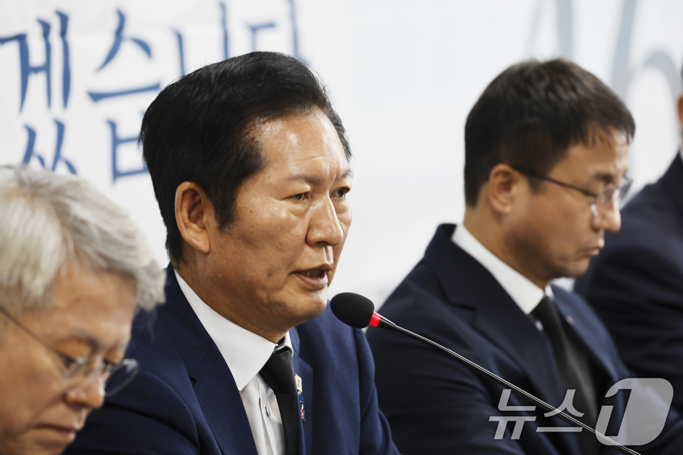 (광주=뉴스1) 김태성 기자 = 정청래 더불어민주당 대표가 18일 광주 지원동 임택 동구청장 후보선거사무실에서 열린 광주 현장 중앙선거대책위원회의에서 모두발언을 하고 있다. 202 …