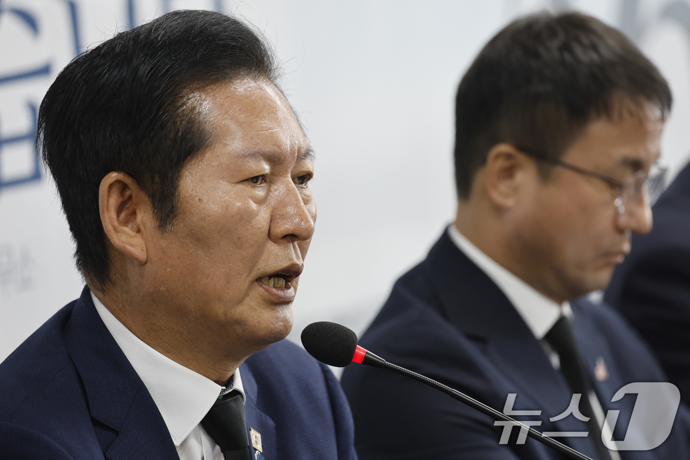 (광주=뉴스1) 김태성 기자 = 정청래 더불어민주당 대표가 18일 광주 지원동 임택 동구청장 후보선거사무실에서 열린 광주 현장 중앙선거대책위원회의에서 모두발언을 하고 있다. 202 …