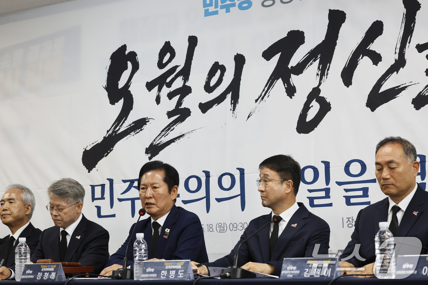 (광주=뉴스1) 김태성 기자 = 정청래 더불어민주당 대표가 18일 광주 지원동 임택 동구청장 후보선거사무실에서 열린 광주 현장 중앙선거대책위원회의에서 모두발언을 하고 있다. 202 …