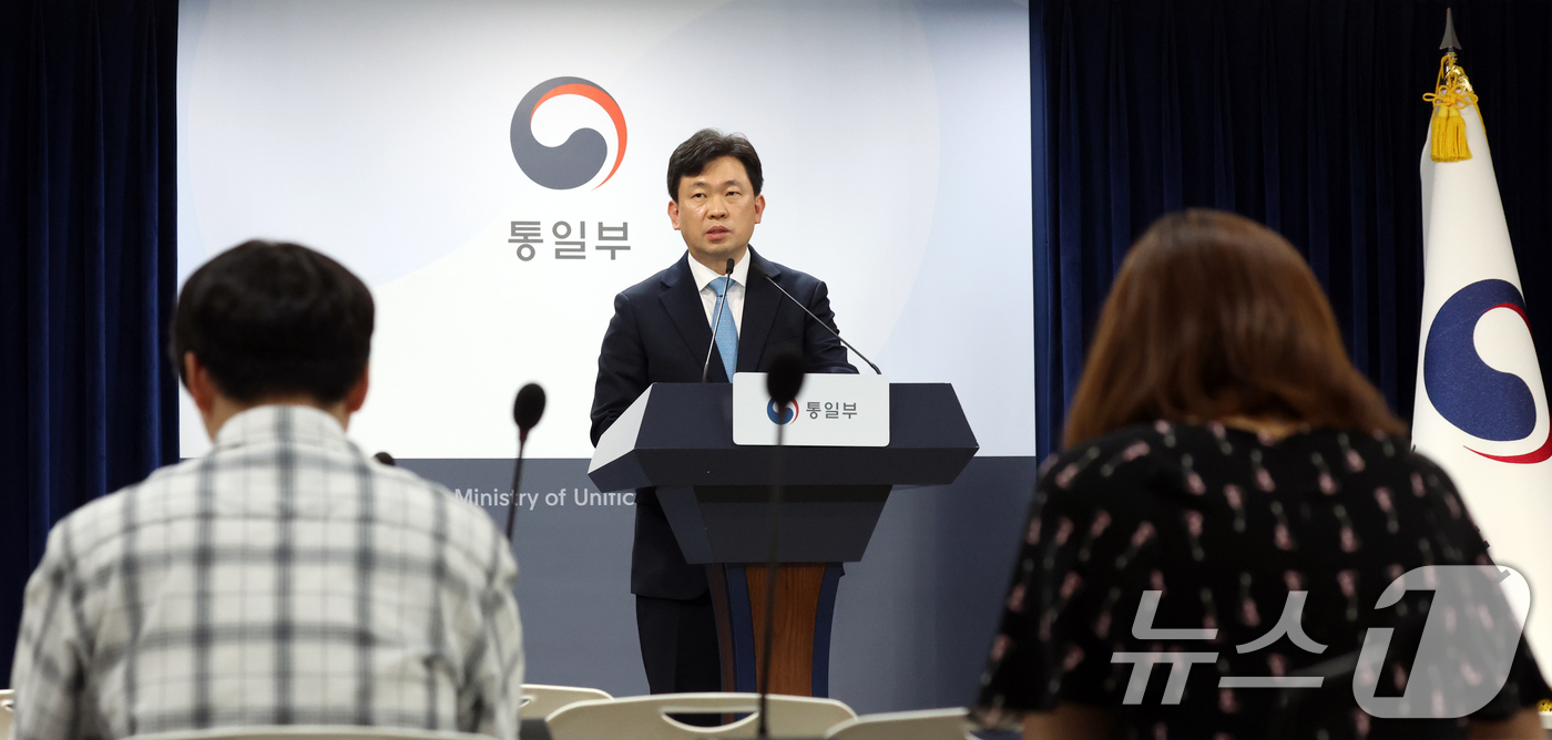 (서울=뉴스1) 김명섭 기자 = 윤민호 통일부 대변인이 18일 오전 서울 종로구 세종대로 정부서울청사에서 정례브리핑을 하고 있다.  2026.5.18/뉴스1