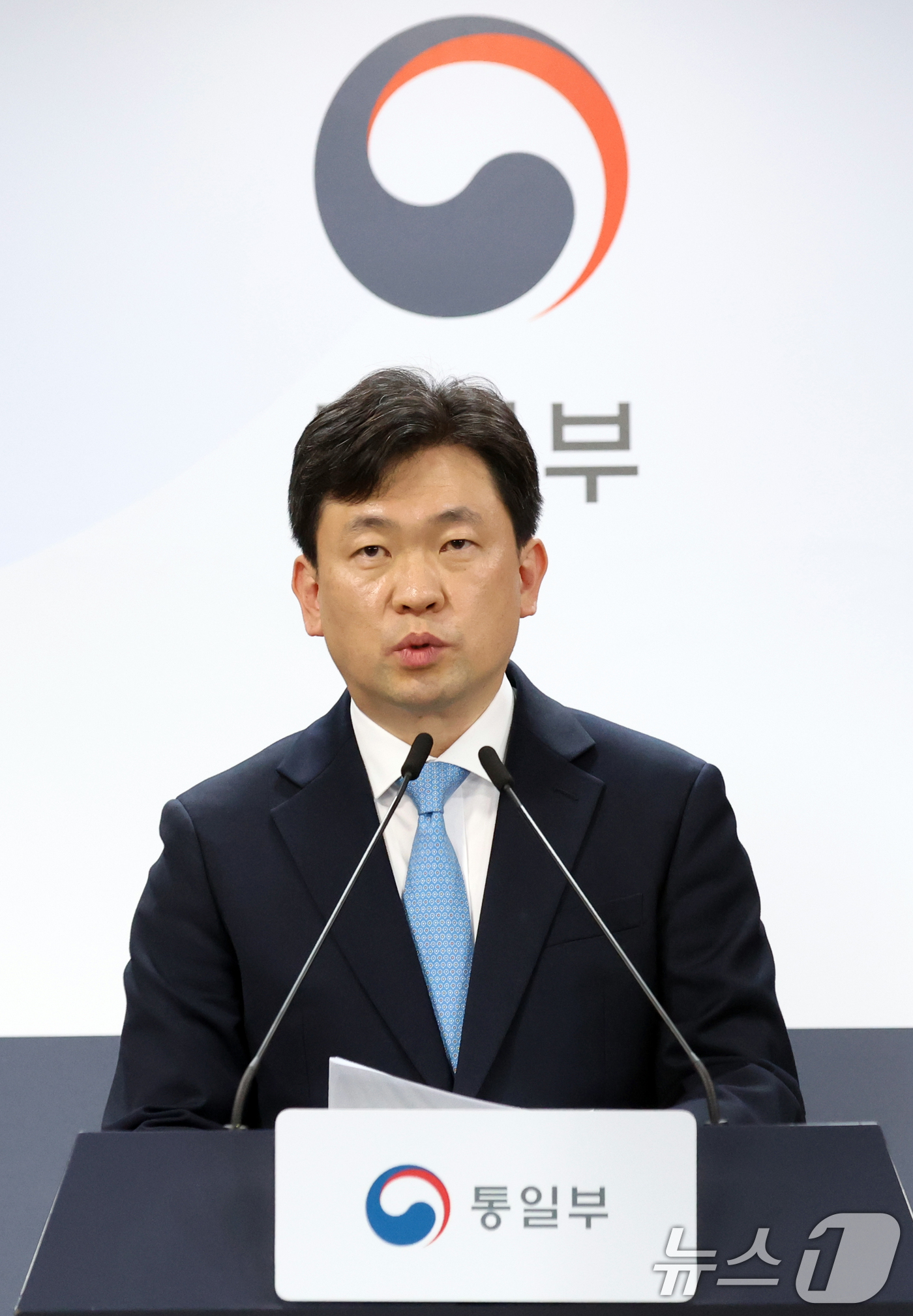(서울=뉴스1) 김명섭 기자 = 윤민호 통일부 대변인이 18일 오전 서울 종로구 세종대로 정부서울청사에서 정례브리핑을 하고 있다.  2026.5.18/뉴스1
