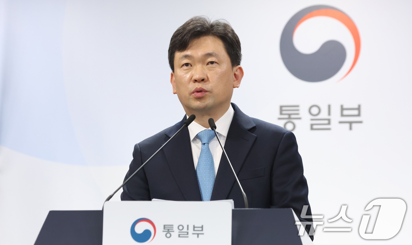 (서울=뉴스1) 김명섭 기자 = 윤민호 통일부 대변인이 18일 오전 서울 종로구 세종대로 정부서울청사에서 정례브리핑을 하고 있다.  2026.5.18/뉴스1
