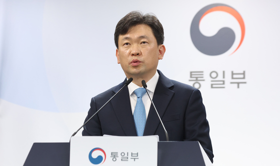 통일부 정례브리핑하는 윤민호 대변인