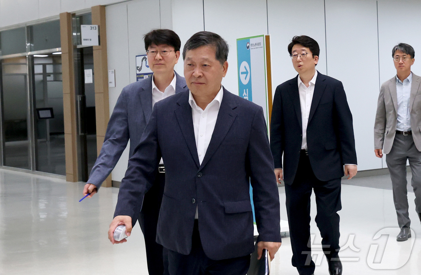 (세종=뉴스1) 김기남 기자 = 박수근 중앙노동위원회 위원장이 18일 정부세종청사 중앙노동위원회에서 열리는 2차 삼성전자 노·사후조정 회의에 참석하고 있다. 2026.5.18/뉴스 …