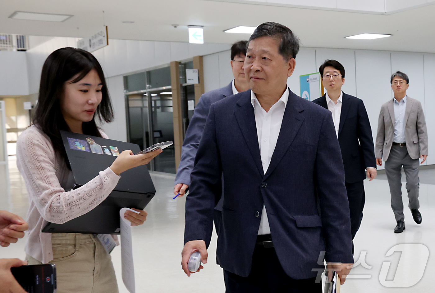 (세종=뉴스1) 김기남 기자 = 박수근 중앙노동위원회 위원장이 18일 정부세종청사 중앙노동위원회에서 열리는 2차 삼성전자 노·사후조정 회의에 참석하고 있다. 2026.5.18/뉴스 …