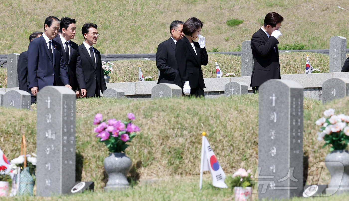 (광주=뉴스1) 이재명 기자 = 이재명 대통령과 김혜경 여사가 18일 오전 광주 북구 운정동 국립 5·18민주묘지에서 묘역을 둘러보고 있다. 2026.5.18/뉴스1