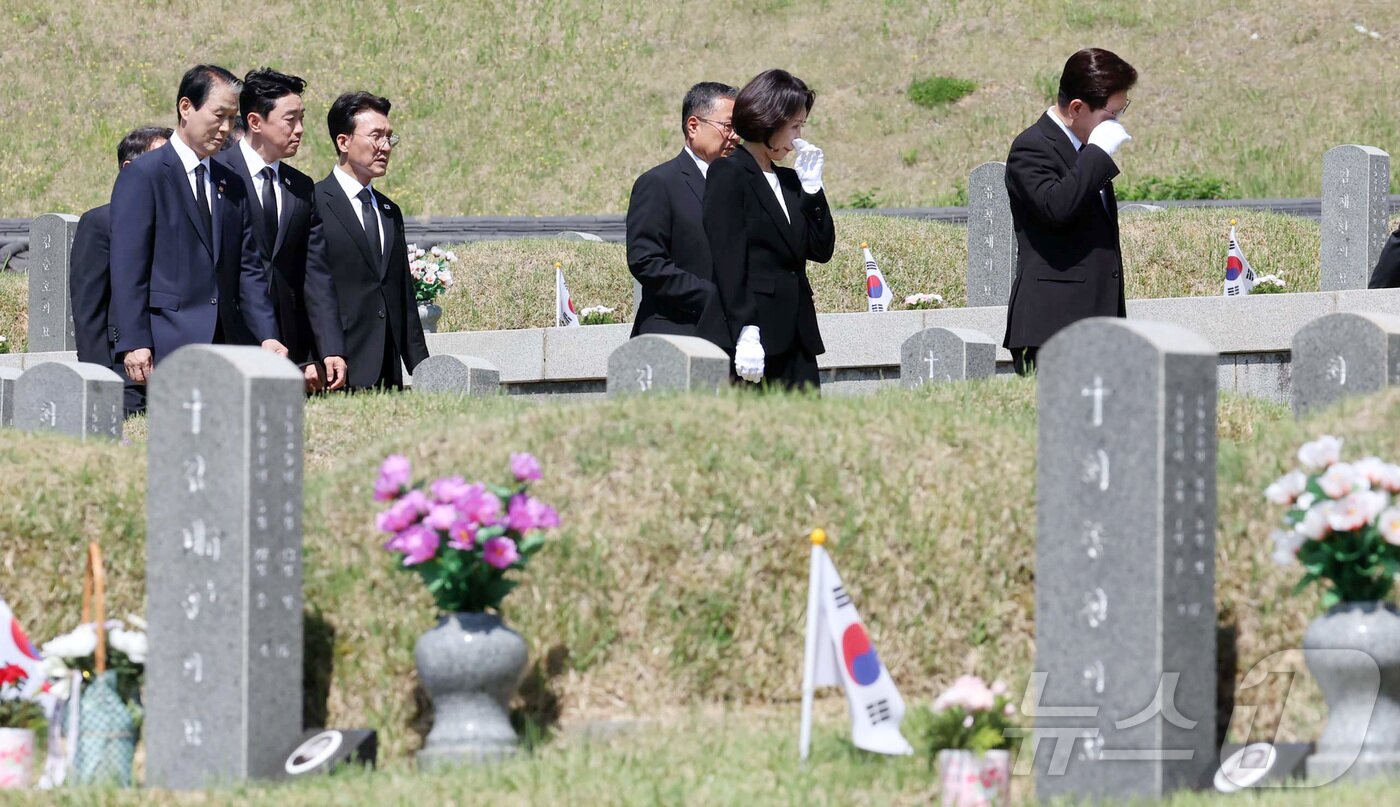 본문 이미지 - 이재명 대통령과 김혜경 여사가 18일 오전 광주 북구 운정동 국립 5·18민주묘지에서 묘역을 둘러보고 있다. 2026.5.18 ⓒ 뉴스1 이재명 기자