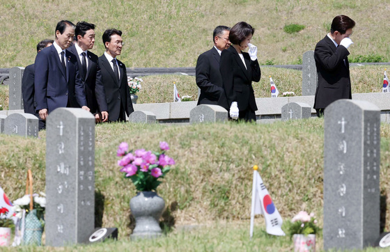 5·18민주묘지 둘러보는 이재명 대통령 부부