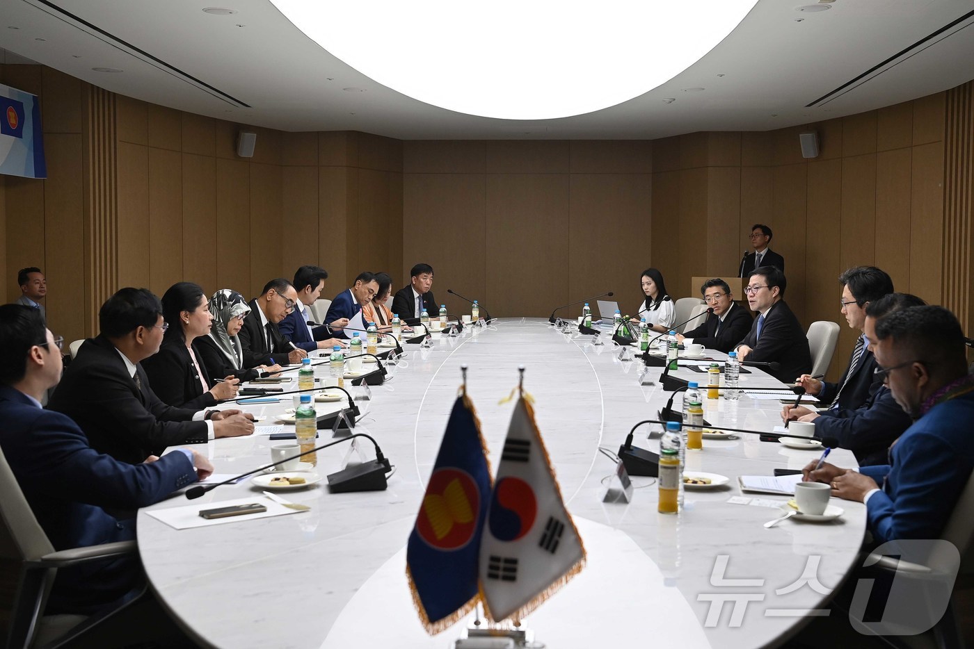 (서울=뉴스1) = 여한구 산업통상부 통상교섭본부장이 18일 오전 서울 중구 대한상공회의소에서 열린 주한 아세안 대사단 간담회를 주재하고 있다. (산업통상부 제공. 재판매 및 DB …