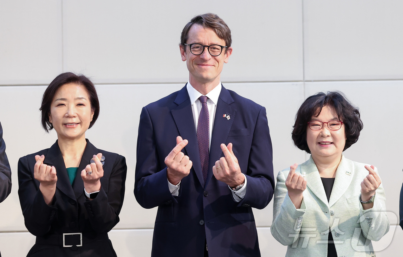 (서울=뉴스1) 김성진 기자 = 이향숙 이화여자대학교 총장(오른쪽부터), 필립 베르투 주한프랑스대사, 오영주 전 중소벤처기업부 장관이 18일 서울 서대문구 이화여자대학교 국제교육관 …