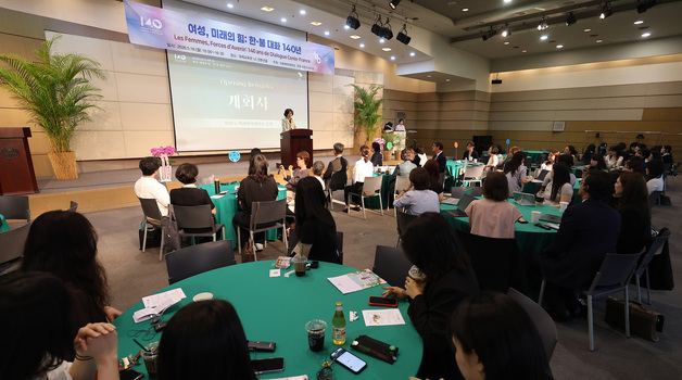 개회사하는 이향숙 이화여자대학교 총장