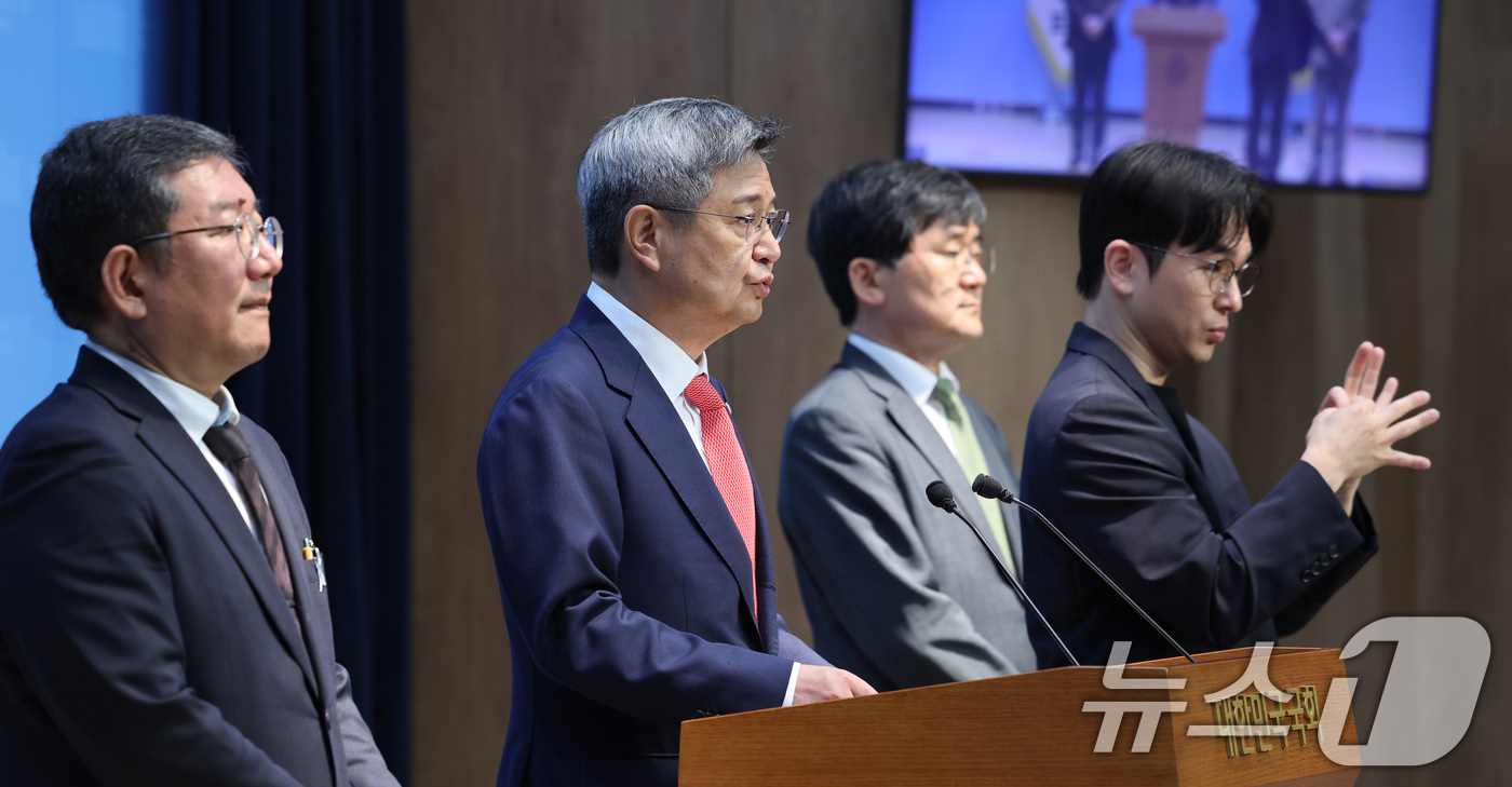 (서울=뉴스1) 신웅수 기자 = 김장겸 국민의힘 언론자유특별위원장이 18일 서울 여의도 국회 소통관에서 법원의 옛 방송통신위원회 2인 체제 의결이 적법했다는 판결에 대한 기자회견을 …
