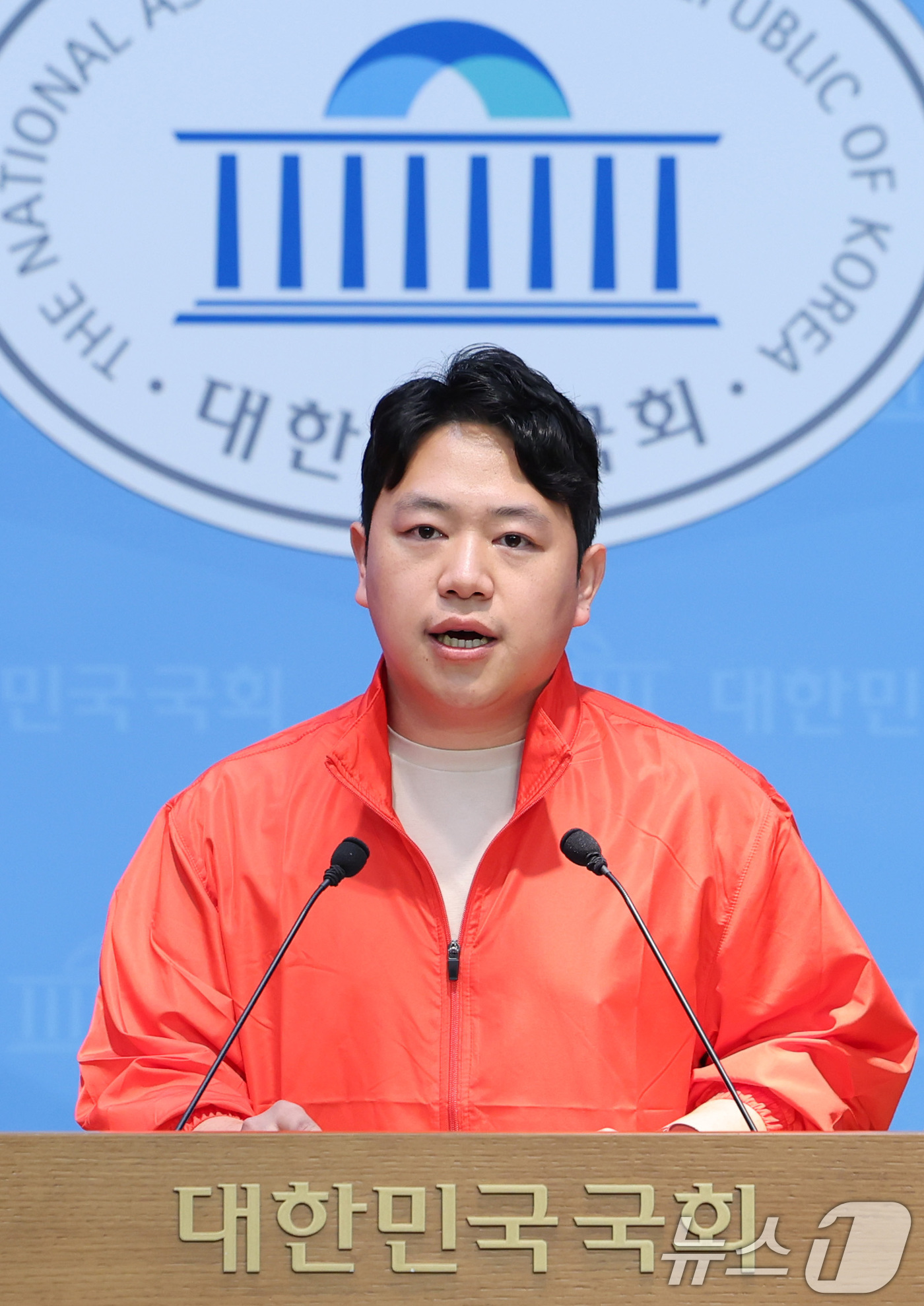 (서울=뉴스1) 신웅수 기자 = 이상욱 국민의힘 청년레드윙 단장이 18일 서울 여의도 국회 소통관에서 홍준표 전 대구시장 사죄 촉구 기자회견을 하고 있다. 2026.5.18/뉴스1 …