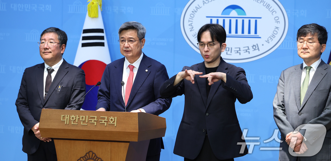 (서울=뉴스1) 신웅수 기자 = 김장겸 국민의힘 언론자유특별위원장이 18일 서울 여의도 국회 소통관에서 법원의 옛 방송통신위원회 2인 체제 의결이 적법했다는 판결에 대한 기자회견을 …
